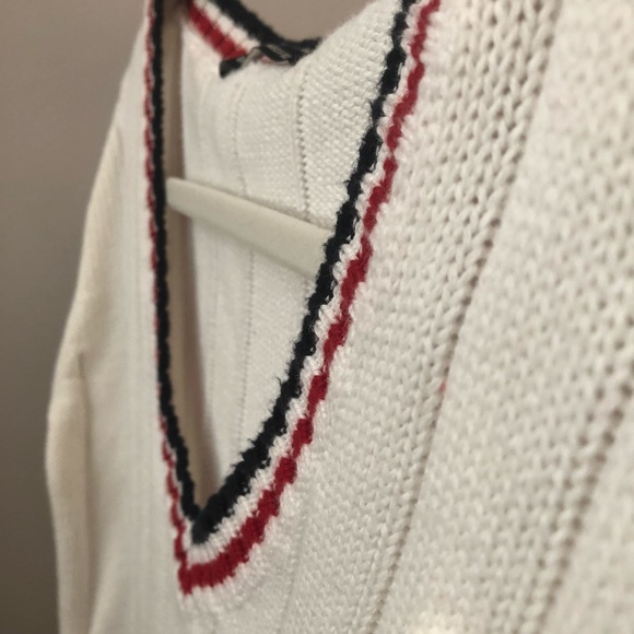 Brandy Melville V-Neck Cropped Sweater - Picture 5 of 6